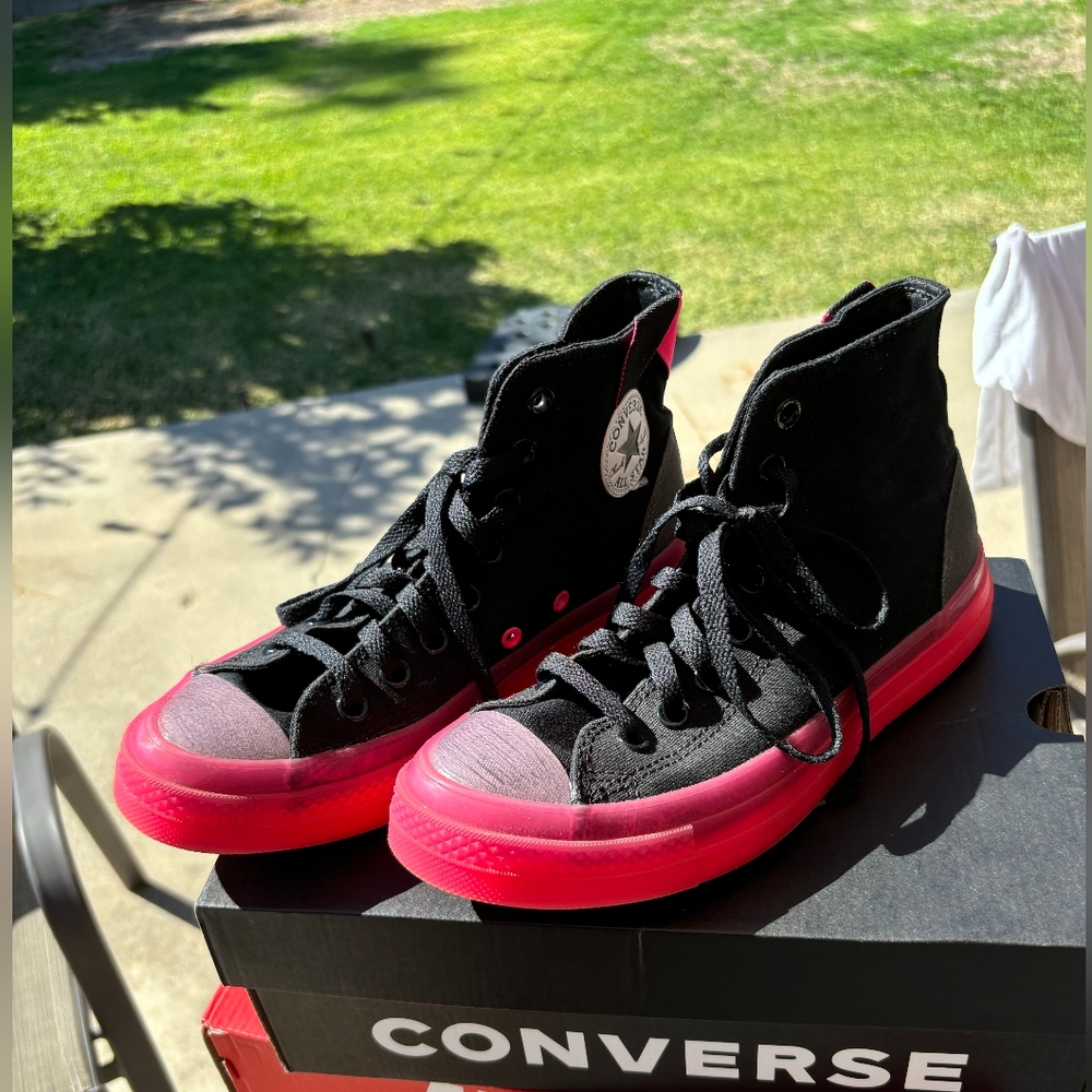 Converse Women's 8.5 black / hyper pink